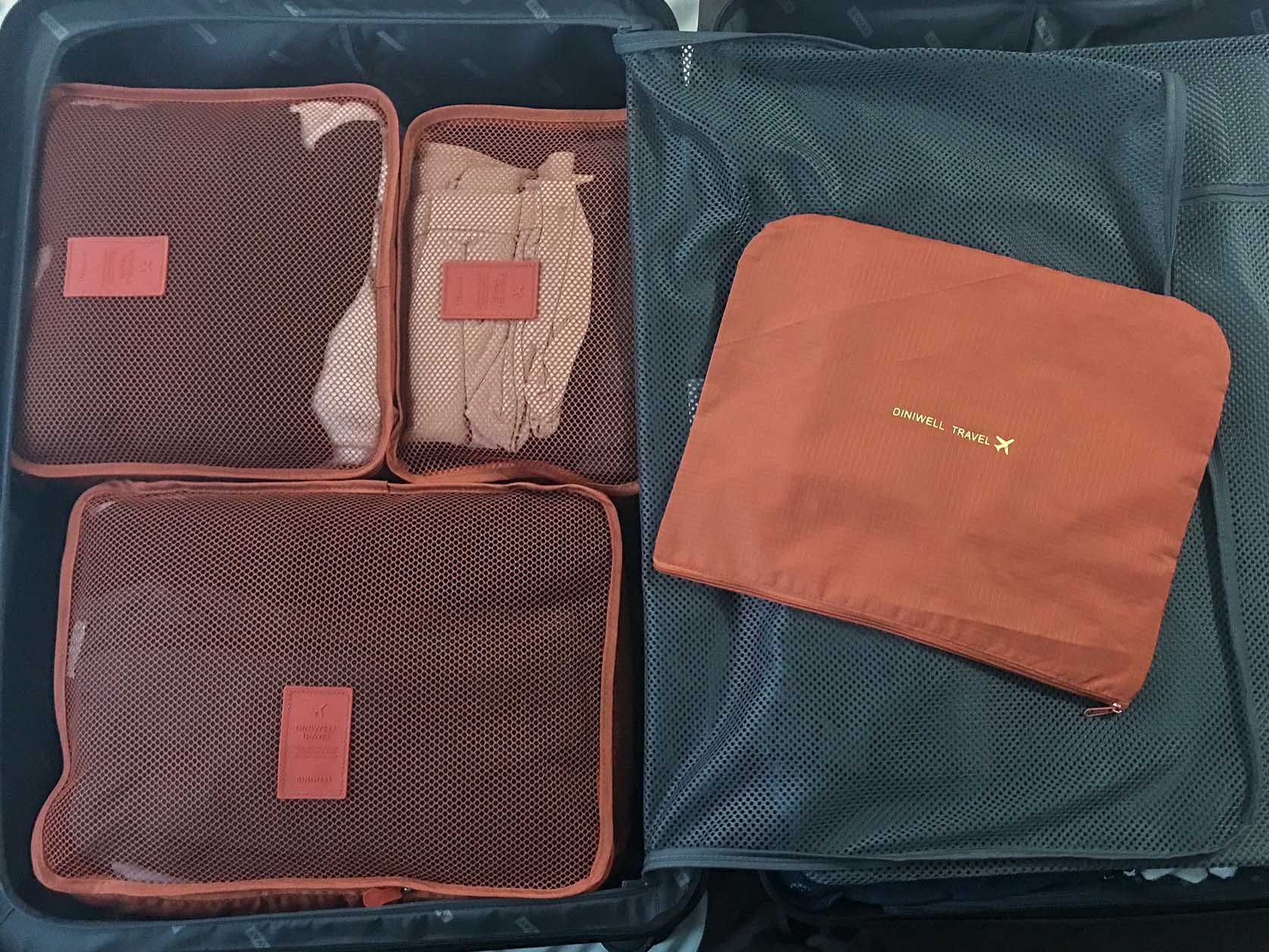 Kleidung in Packtaschen fürs Wohnmobil und Rucksack