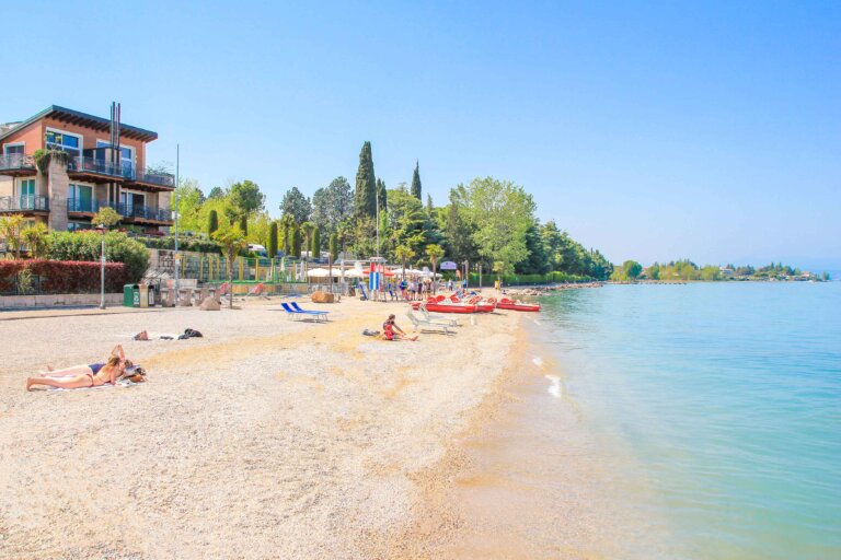 Strand Lido Cappuccini, Peschiera del Garda, Gardasee, Italien